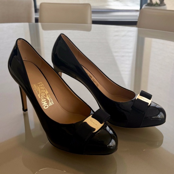 Pristine Ferragamo 39.5 Pimpa Pumps - Picture 1 of 3
